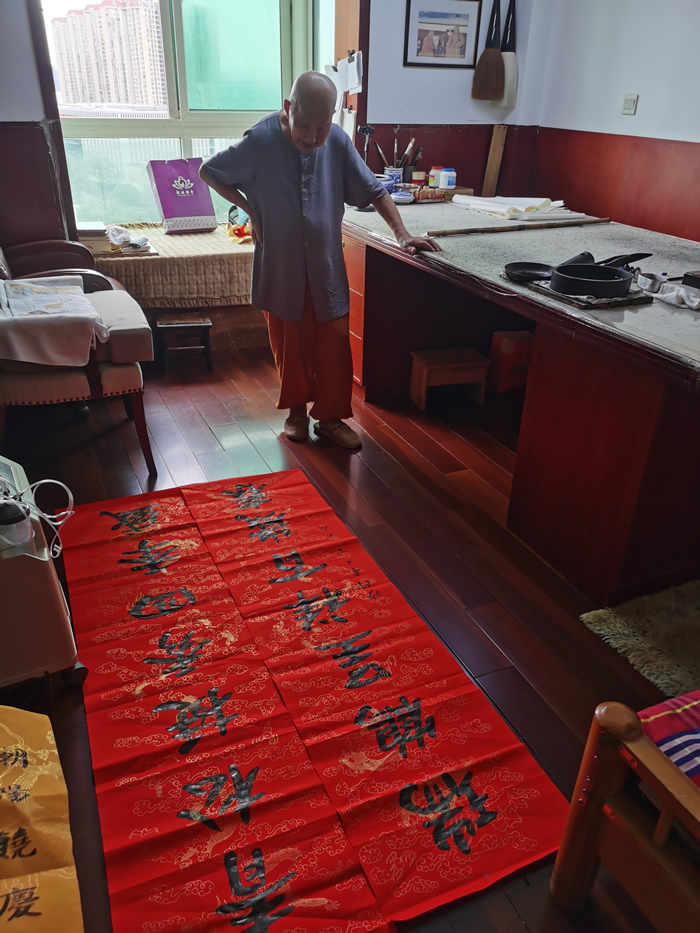 104岁本乐长老书法 定制对联作品《青松挺秀四季盛瑞鹤呈祥百岁春》
